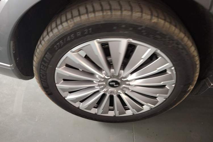 Used ONVO Luxeed L90 2025 Model—Max Six-Seater Version Right Rear Wheel Hub
