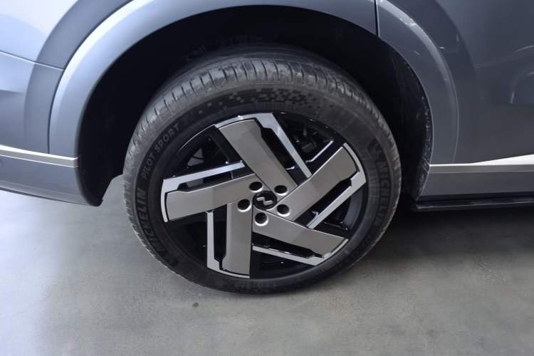 Used ONVO Luxeed L90 2025 Model—Max Six-Seater Version Right Rear Wheel Hub