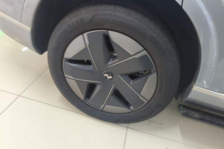 Used ONVO Luxeed L90 2025 Model—Max Six-Seater Version Right Rear Wheel Hub