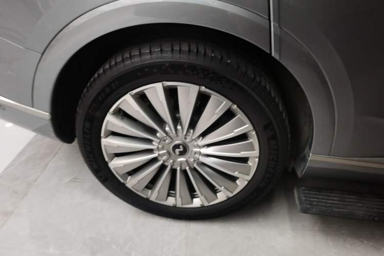 Used ONVO Luxeed L90 2025 Model—Ultra Six-Seater Version Right Rear Wheel Hub
