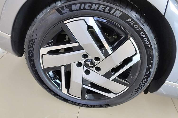 Used ONVO Luxeed L90 2025 Model—Ultra Six-Seater Version Right Rear Wheel Hub