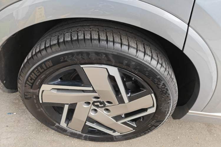 Used ONVO Luxeed L90 2025 Model—Max Six-Seater Version Right Rear Wheel Hub