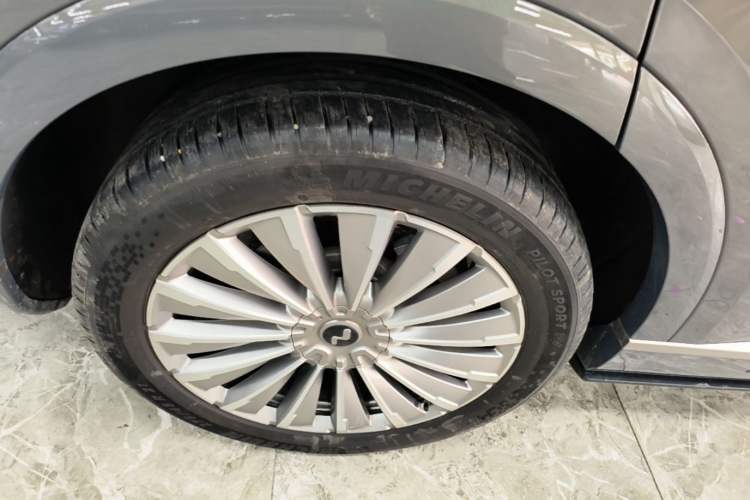 Used ONVO Luxeed L90 2025 Model—Ultra Six-Seater Version Right Rear Wheel Hub