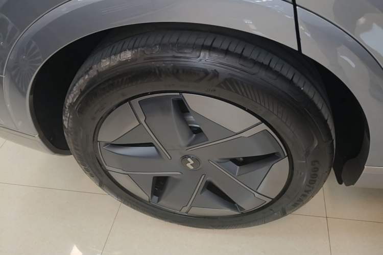 Used ONVO Luxeed L90 2025 Model—Max Six-Seater Version Right Rear Wheel Hub