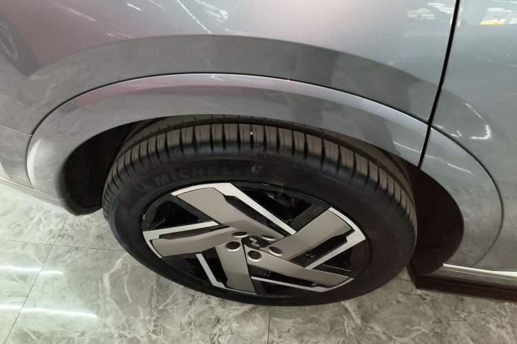 Used ONVO Luxeed L90 2025 Model—Max Six-Seater Version Right Rear Wheel Hub