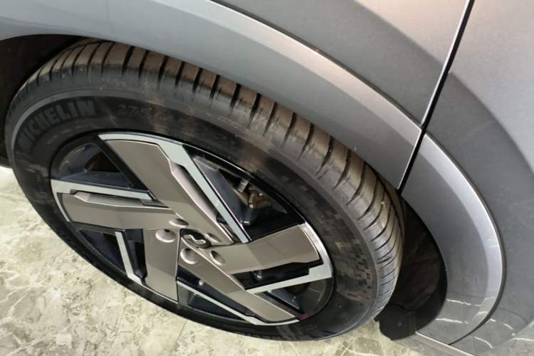 Used ONVO Luxeed L90 2025 Model—Max Six-Seater Version Right Rear Wheel Hub