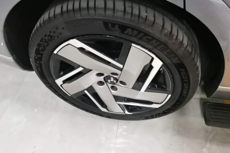 Used ONVO Luxeed L90 2025 Model Max Six-Seater 60-degree Battery Edition Right Rear Wheel Hub