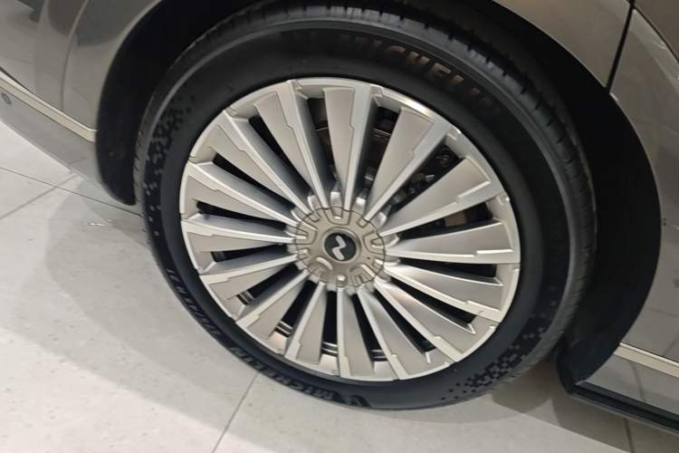 Used ONVO Luxeed L90 2025 Model—Ultra Six-Seater Version Right Rear Wheel Hub