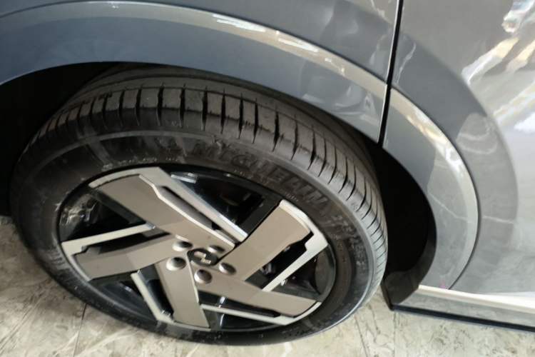 Used ONVO Luxeed L90 2025 Model—Ultra Six-Seater Version Right Rear Wheel Hub