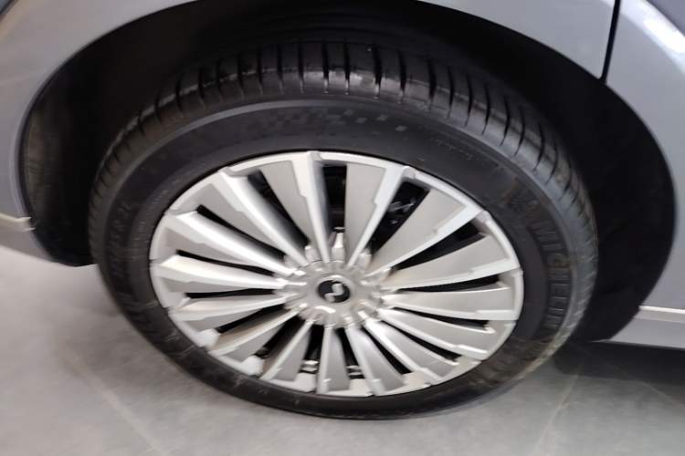 Used ONVO Luxeed L90 2025 Model—Ultra Six-Seater Version Right Rear Wheel Hub