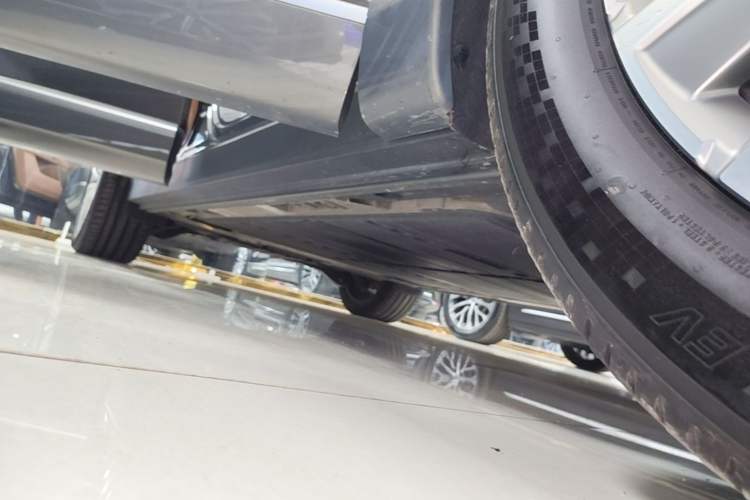 Used ONVO Luxeed L90 2025 Model Max Six-Seater 60-degree Battery Edition Right Side Sill