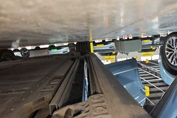Used ONVO Luxeed L90 2025 Model—Max Six-Seater Version Right Side Sill