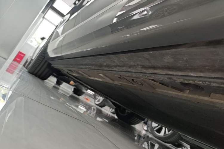 Used ONVO Luxeed L90 2025 Model—Max Six-Seater Version Right Side Sill