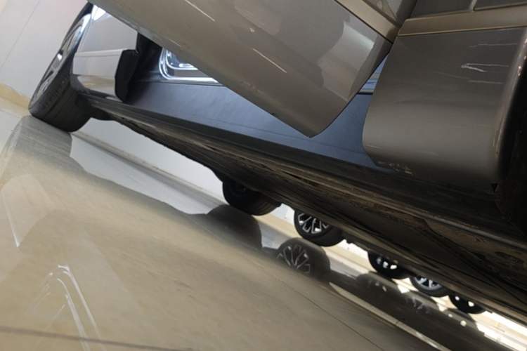 Used ONVO Luxeed L90 2025 Model—Max Six-Seater Version Right Side Sill