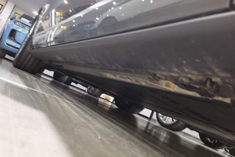 Used ONVO Luxeed L90 2025 Model—Ultra Six-Seater Version Right Side Sill