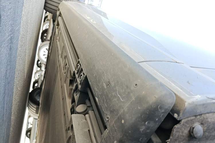 Used ONVO Luxeed L90 2025 Model—Max Six-Seater Version Right Side Sill