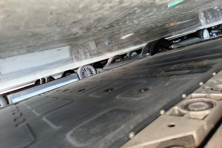 Used ONVO Luxeed L90 2025 Model—Max Six-Seater Version Right Side Sill