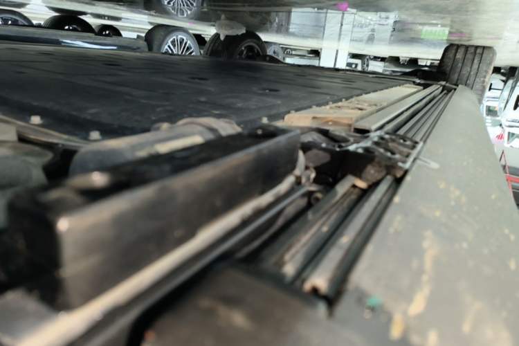 Used ONVO Luxeed L90 2025 Model—Ultra Six-Seater Version Right Side Sill