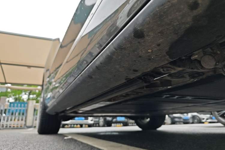 Used ONVO Luxeed L90 2025 Model—Ultra Six-Seater Version Right Side Sill
