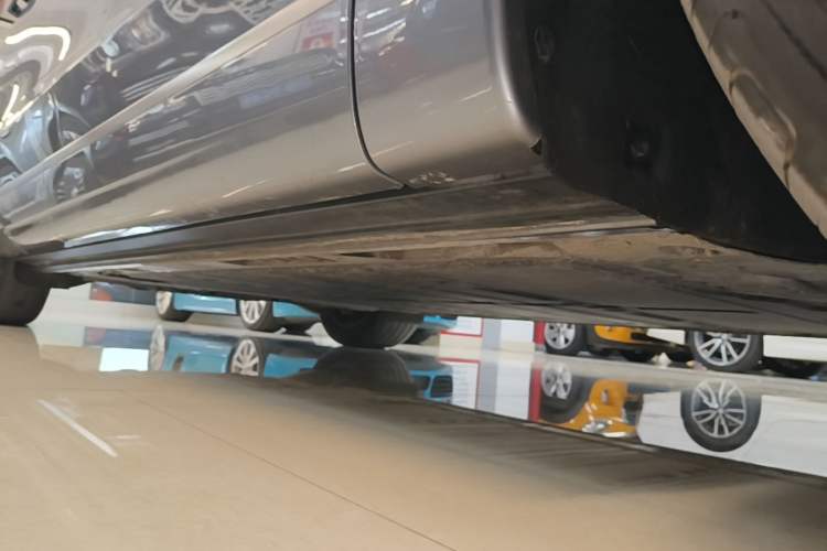 Used ONVO Luxeed L90 2025 Model—Max Six-Seater Version Right Side Sill