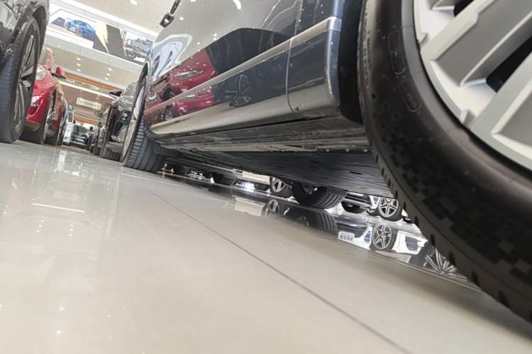 Used ONVO Luxeed L90 2025 Model—Max Six-Seater Version Right Side Sill