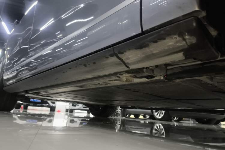 Used ONVO Luxeed L90 2025 Model—Max Six-Seater Version Right Side Sill