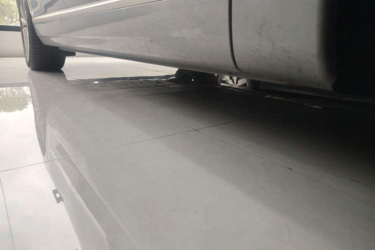 Used ONVO Luxeed L90 2025 Model—Ultra Six-Seater Version Right Side Sill
