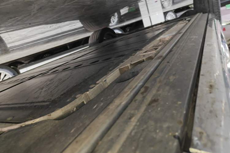 Used ONVO Luxeed L90 2025 Model—Max Six-Seater Version Right Side Sill