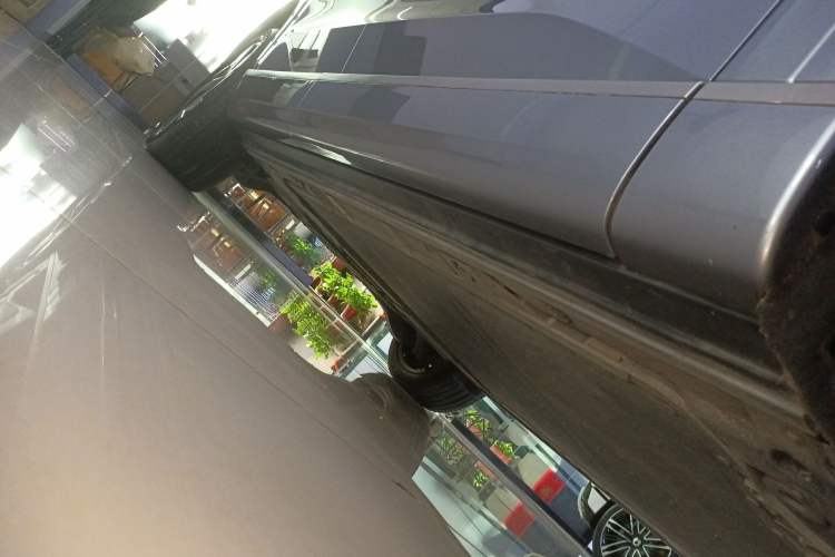 Used ONVO Luxeed L90 2025 Model—Ultra Six-Seater Version Right Side Sill