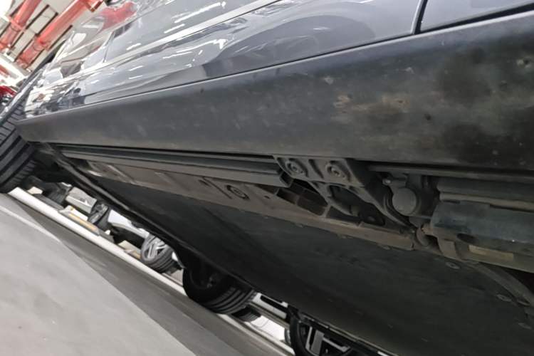 Used ONVO Luxeed L90 2025 Model—Max Six-Seater Version Right Side Sill