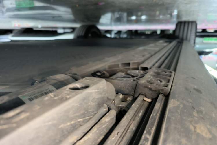 Used ONVO Luxeed L90 2025 Model—Max Six-Seater Version Right Side Sill