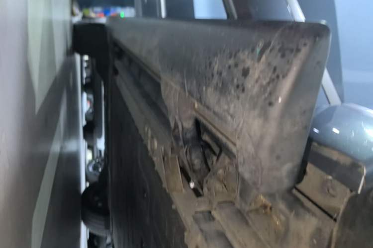 Used ONVO Luxeed L90 2025 Model—Max Six-Seater Version Right Side Sill