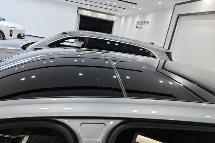 Used ONVO Luxeed L90 2025 Model—Ultra Six-Seater Version Roof