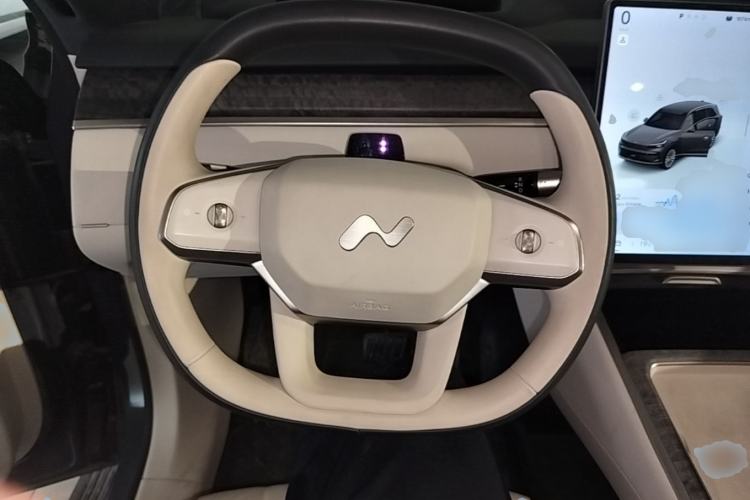 Used ONVO Luxeed L90 2025 Model—Max Six-Seater Version Steering Wheel
