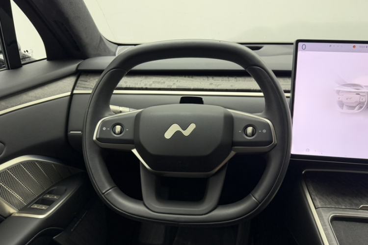 Used ONVO Luxeed L90 2025 Model—Max Six-Seater Version Steering Wheel