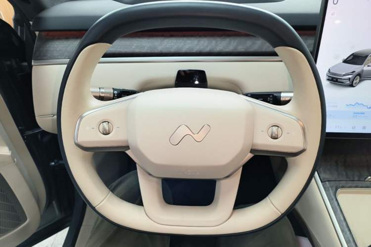 Used ONVO Luxeed L90 2025 Model—Max Six-Seater Version Steering Wheel