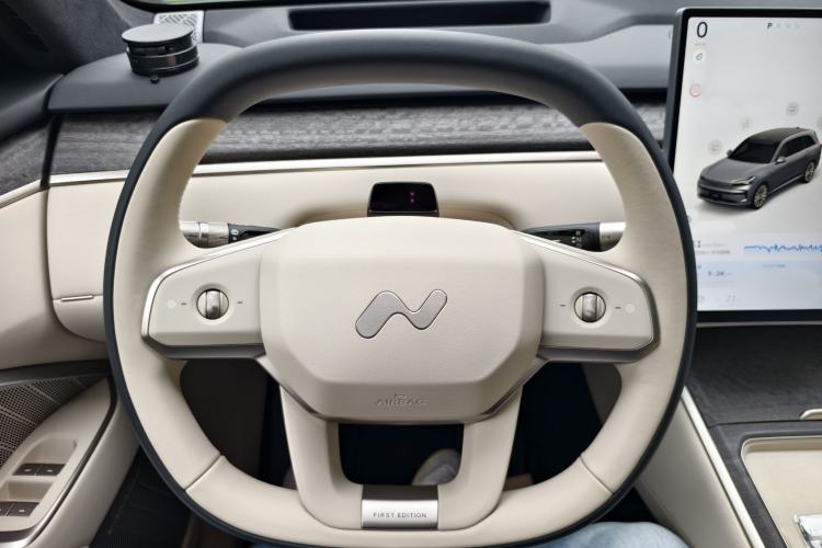 Used ONVO Luxeed L90 2025 Model—Max Six-Seater Version Steering Wheel