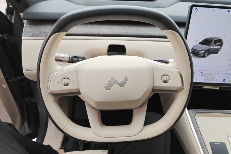 Used ONVO Luxeed L90 2025 Model—Max Six-Seater Version Steering Wheel