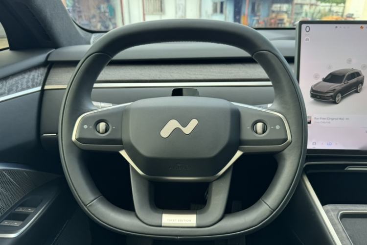 Used ONVO Luxeed L90 2025 Model—Max Six-Seater Version Steering Wheel