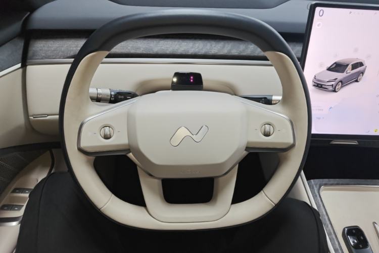 Used ONVO Luxeed L90 2025 Model—Max Six-Seater Version Steering Wheel