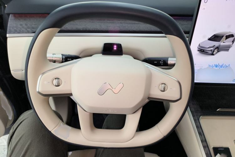 Used ONVO Luxeed L90 2025 Model—Max Six-Seater Version Steering Wheel