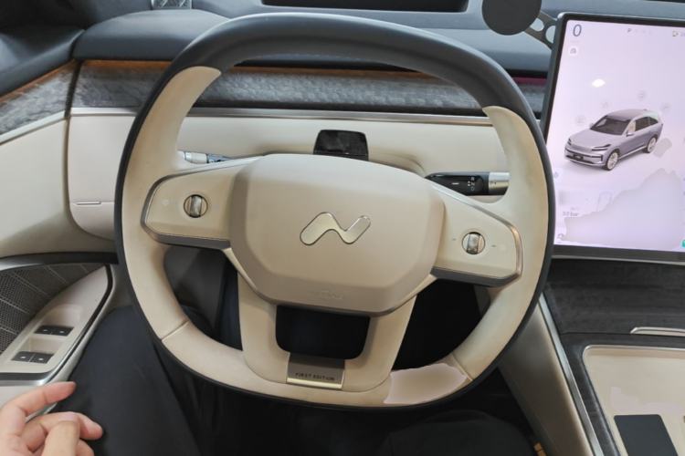 Used ONVO Luxeed L90 2025 Model—Max Six-Seater Version Steering Wheel