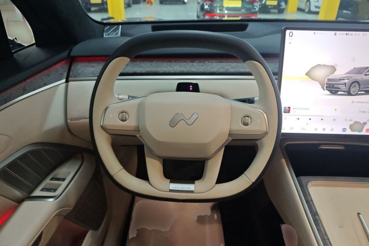 Used ONVO Luxeed L90 2025 Model—Max Six-Seater Version Steering Wheel