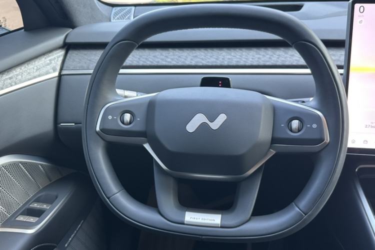 Used ONVO Luxeed L90 2025 Model—Max Six-Seater Version Steering Wheel