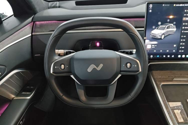 Used ONVO Luxeed L90 2025 Model—Max Six-Seater Version Steering Wheel