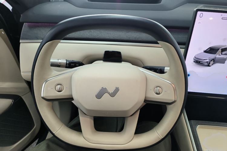 Used ONVO Luxeed L90 2025 Model—Max Six-Seater Version Steering Wheel