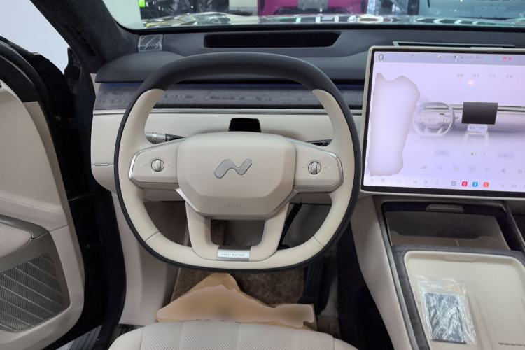 Used ONVO Luxeed L90 2025 Model—Max Six-Seater Version Steering Wheel