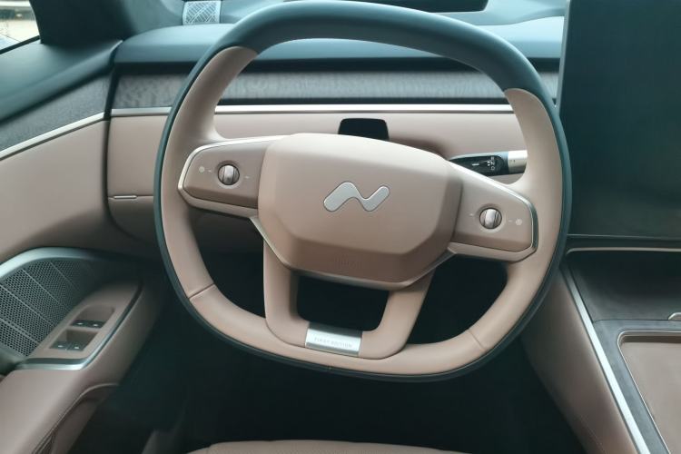 Used ONVO Luxeed L90 2025 Model—Max Six-Seater Version Steering Wheel