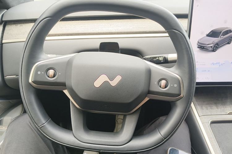 Used ONVO Luxeed L90 2025 Model—Max Six-Seater Version Steering Wheel