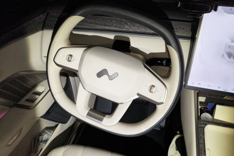Used ONVO Luxeed L90 2025 Model—Max Six-Seater Version Steering Wheel